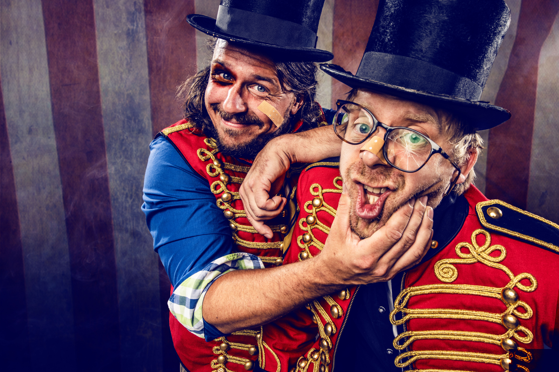 de circus broers liggend foto henry faber