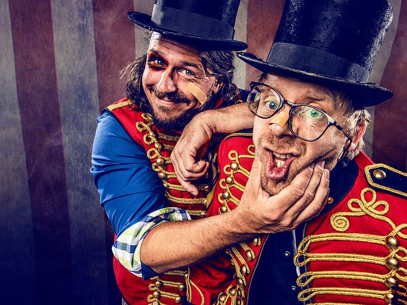 de circus broers liggend foto henry faber